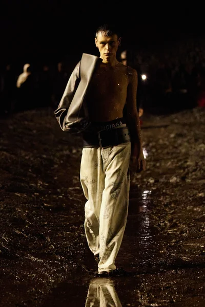 Look 32